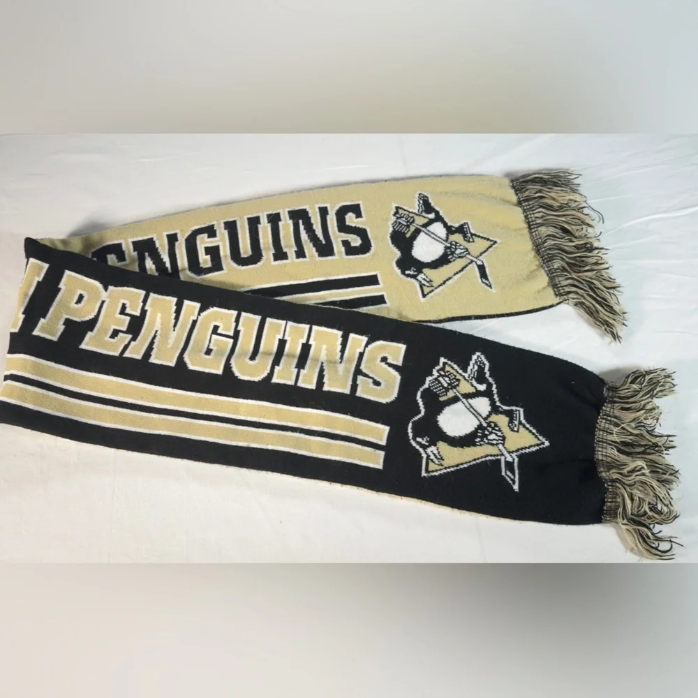 NHL Pittsburgh Penguins Reversible Black and Gold Scarf
